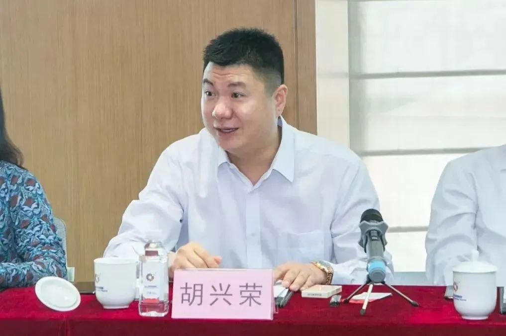 温州百亿富豪胡兴荣，被采取强制措施，此前长期失联！旗下公司被曝全员停薪，员工：3月到现在，工资卡再没响过